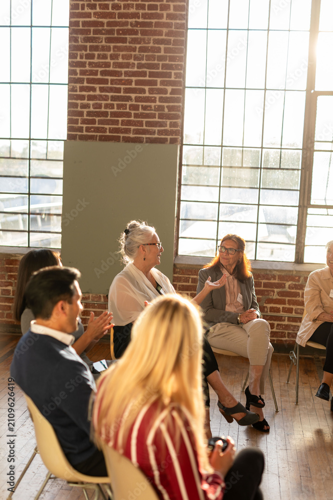 Obraz premium Casual business meeting discussion photo