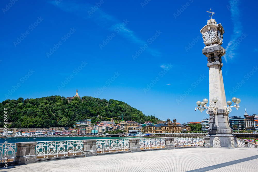 Fototapeta premium promenade in san sebastian spain