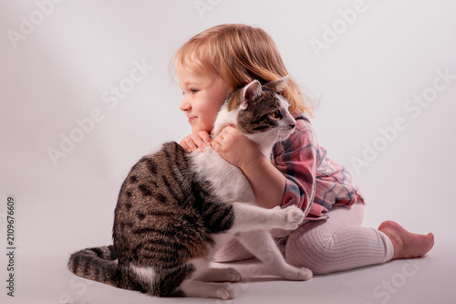 Foto a girl who loves to play with animals and feed them, especially cats
