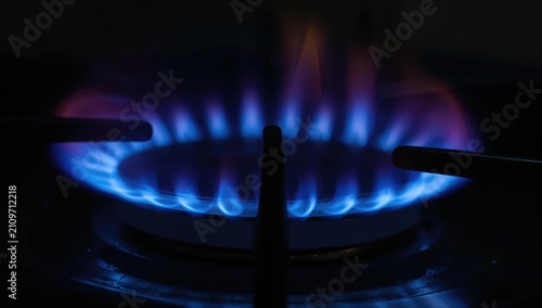 Foto Gas Burner Flames Igniting - Dark Background, Intense Blue Fire