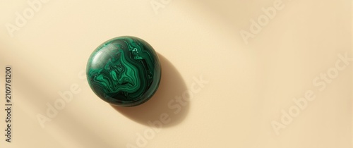 Foto Polished Malachite Stone on Beige Surface with Soft Shadows