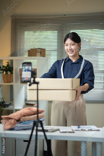 Konstfotografi Young Asian Woman Live Streaming Online Shop Holding Cardboard Box for E commerc