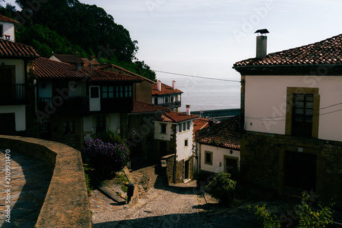 Canvastavla Pueblo pesquero en Asturias iluminado por el sol de la mañana Lastres