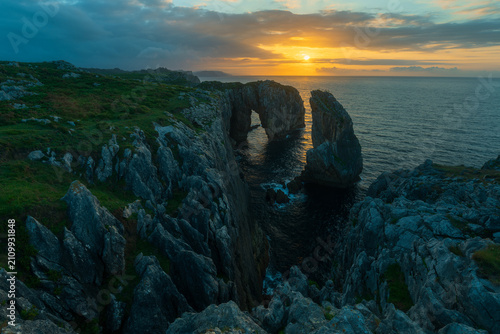 Quadro su tela Atardecer en los Acantilados del Infierno, Asturias