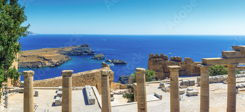 Foto Ancient columns of the Acropolis of Lindos overlooking St Pauls Bay in Rhodes, G