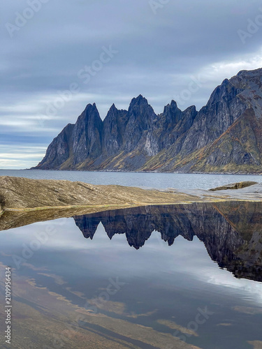 Obraz na plátně Okshornan mountain range, Devil's teeth, on Senja island in Norway reflecting in