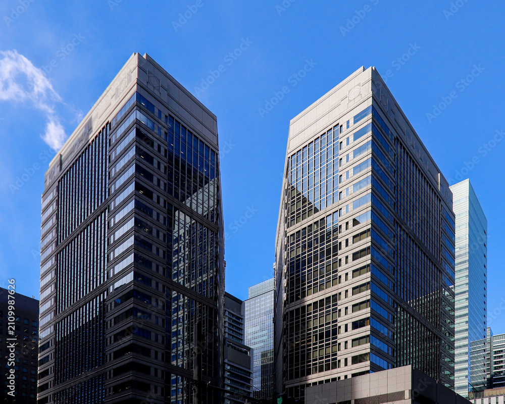 Fototapeta premium 東京大手町の高層オフィスビル群