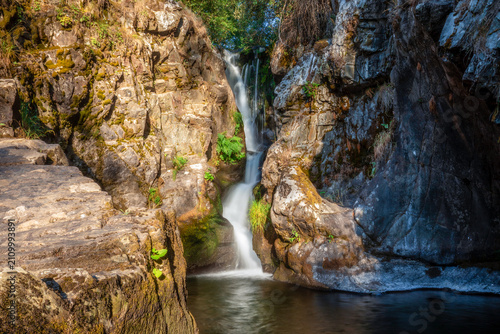 Foto Pozo de la Ollina Waterfall, Murias de Paredes, León, Castile and León, Spain