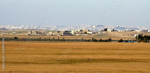 Paisaje desértico con Ammán al fondo, Jordania, Oriente Medio