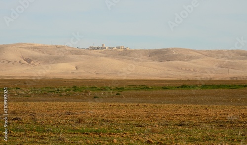 Paisaje desértico y colinas al sur de Ammán, Jordania, Oriente Medio