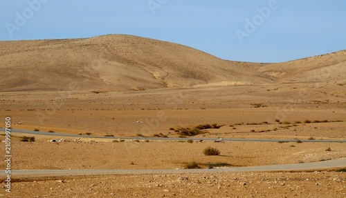 Paisaje desértico y desolado al sur de Ammán, Jordania, Oriente Medio