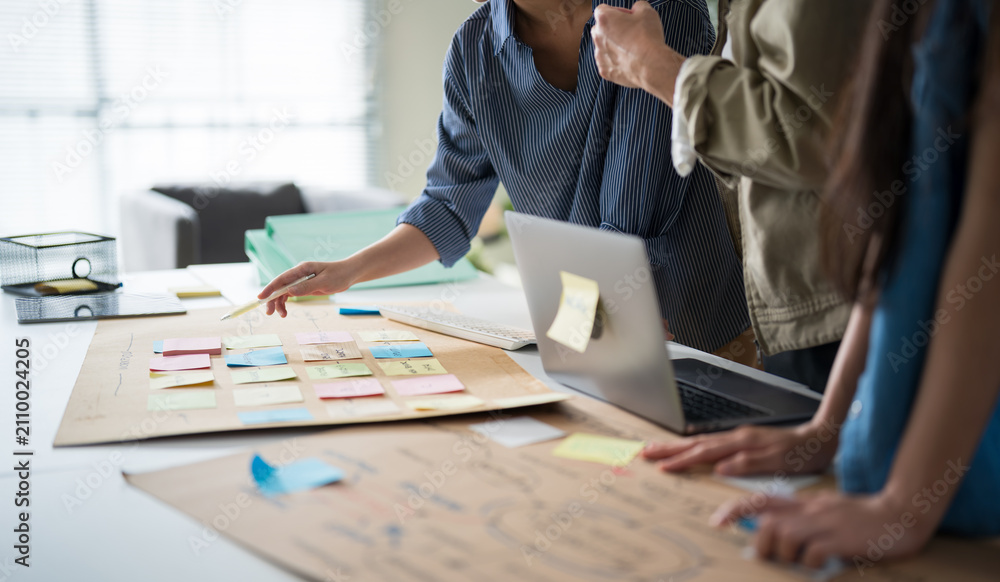 Obraz premium Business hands creating project mind map with colorful sticky notes