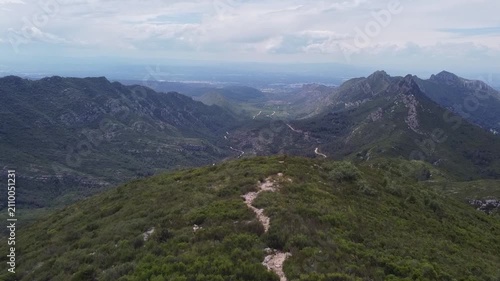 Plano aéreo hecho con un dron de un sendero en la cima de una montaña 