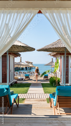 Foto Idyllic Beachfront Resort: A tranquil beachfront resort beckons with private cabanas, sun loungers, and a clear blue sea, inviting relaxation and escape
