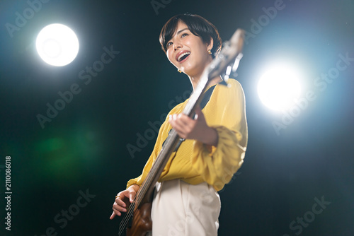 Konstfotografi ベースを弾く女性