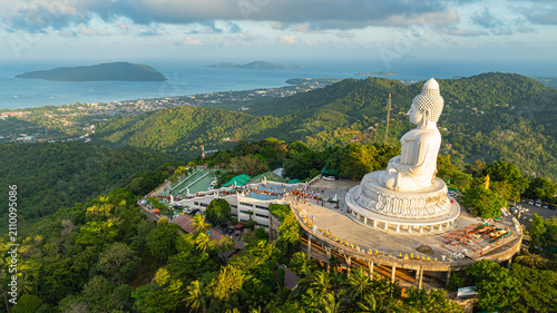 Foto Aerial view of Scenic view of the Big Buddha Temple in Phuket featuring impressive architecture, beautiful cloud formations, and travelers enjoying the peaceful atmosphere