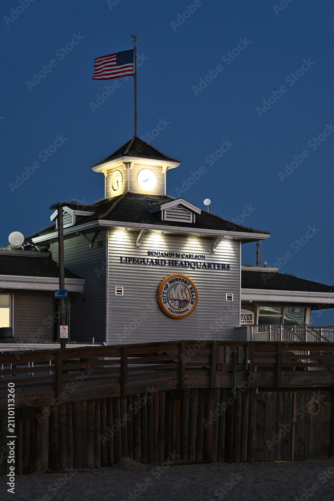 Fototapeta premium NEWPORT BEACH, CALIFORNIA - 18 JUNE 2026: The Benjamin Carlson Lifeguard Headquarters at the pier on the Balboa Peninsula.