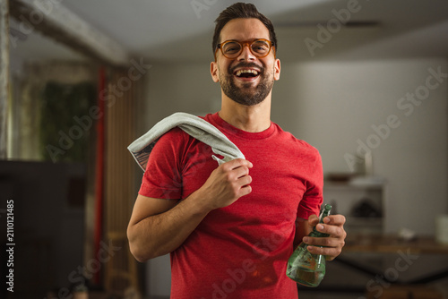 Foto Happy man enjoying chores and domestic cleaning tasks