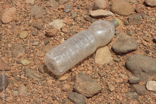 Valokuva A plastic water bottle in the desert, Environmental issue, pollution