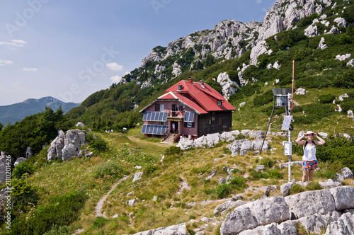 Obraz na płótnie Mountain hut below limestone slopes near Risnjak Croatia