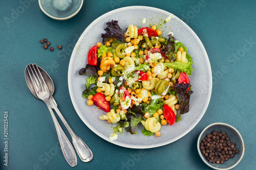 Vegetarian pasta salad with chickpeas