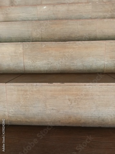 Fotografía Staircase with a brown wood pattern, featuring an asymmetrical installation angle that creates an optical illusion