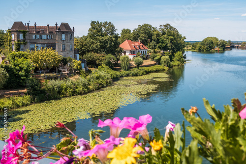Belle vue depuis le pont sur la Saône entre les communes de Seurre et Pouilly-sur-Saône, Côte-d'Or, région Bourgogne-Franche-Comté en France.