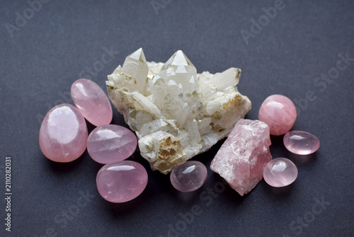 Fotografía Rock crystal quartz druse and rose quartz crystals on a gray background