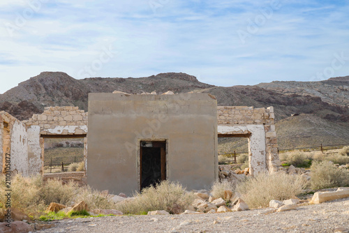 Foto Remnants of buildings at Rhyolite ghost town, Nevada