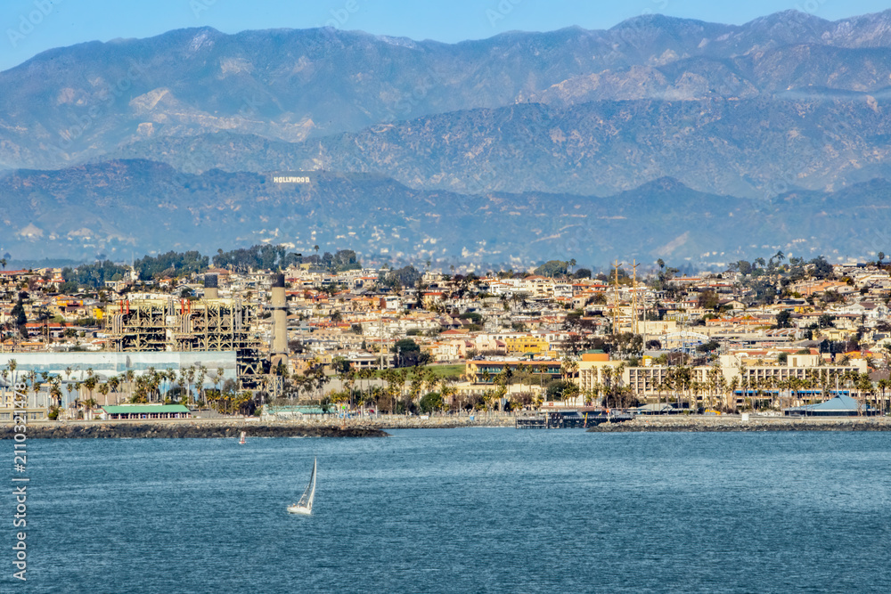 Fototapeta premium Redondo Beach coastline with Hollywood sign and distant mountains