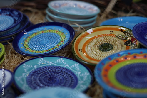 Obraz na płótnie Assiettes râpes à ail artisanales en céramique colorée