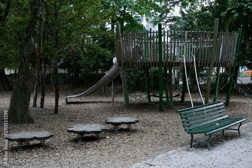 Fotografie Aire de jeux en bois avec toboggan et banc sous les arbres