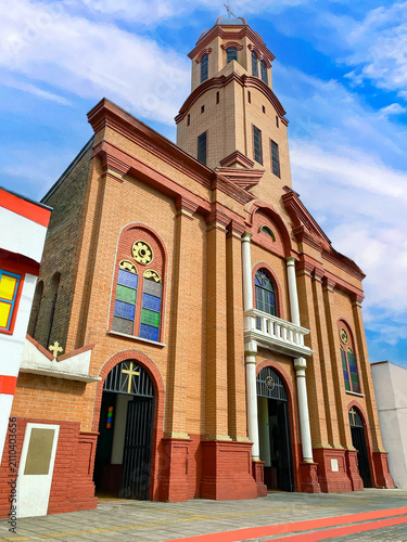 Ulloa, municipio del Valle del Cauca y su templo en el parque principal. Colombia.