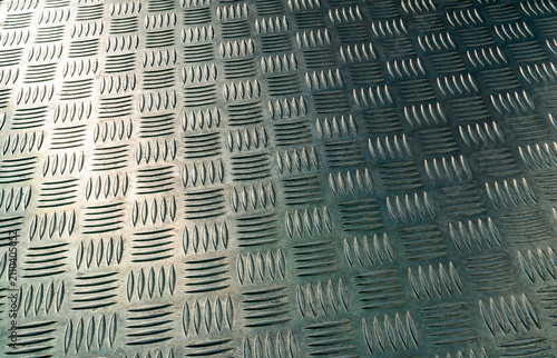 Fotografía Industrial steel checker plate metal texture with diagonal diamond tread pattern, durable anti slip surface background for engineering, construction, manufacturing and modern design projects