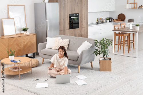 Young Asian businesswoman w...