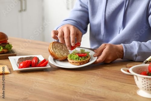 Man putting tomatoes on tas...