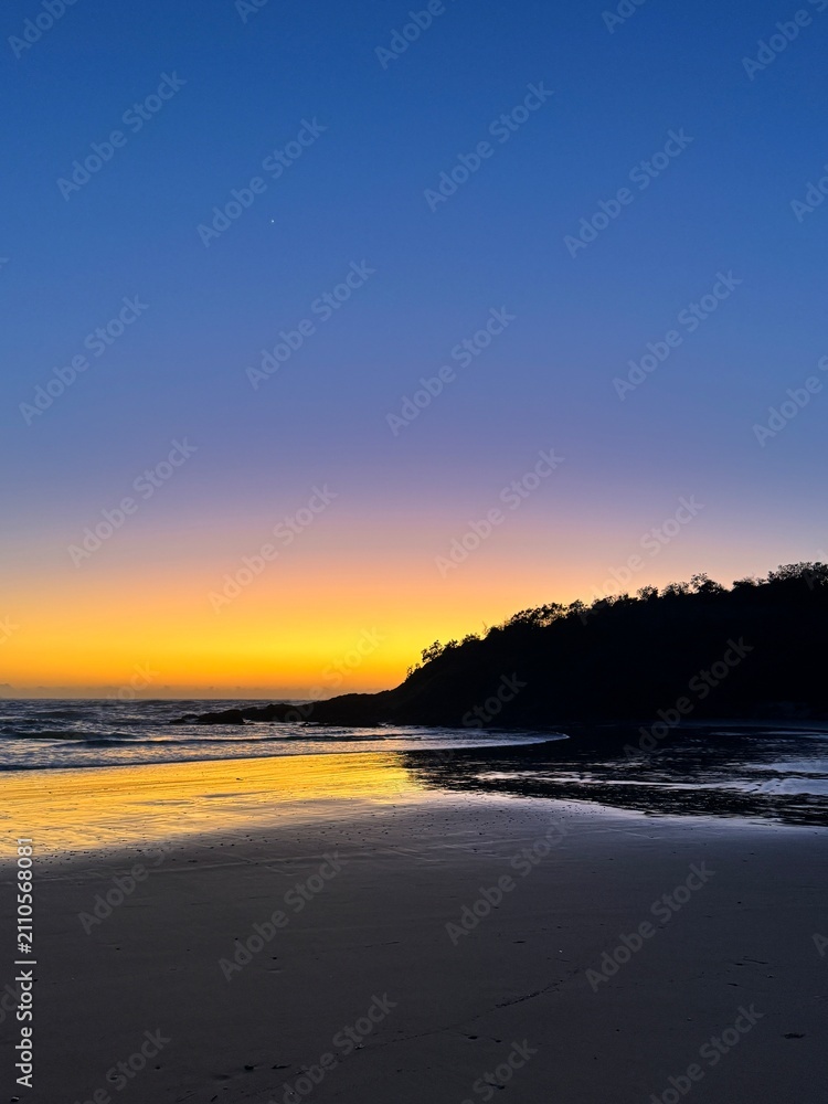 Obraz premium Early morning beach sunrise