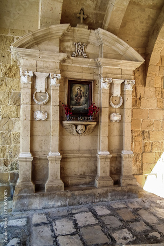 фотографія An icon of the Virgin Mary in a tunnel passage under a house in Senglea city in