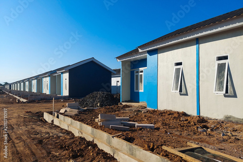 Foto Minimalist houses are lined up, while irrigation construction is still underway in front of them