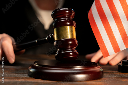 Fotografía Court session taking place with a gavel and an American flag on the desk