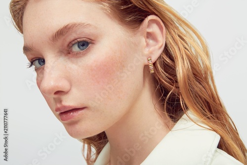 Fotografie Close-Up of a Young Woman with Natural Beauty Showcasing Elegant Earrings and So