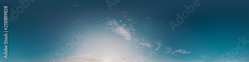 Foto Sky clouds panorama vast blue sky with cirrocumulus clouds and bright sunlight f