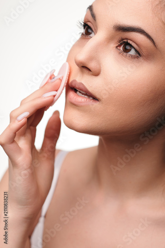 Fotografie Woman Applying Powder Compact