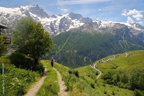 Foto La Meije mountain range viewed from a hiking trail in the traditional hamlet Les