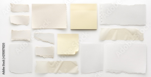 Torn white paper note and sticky tape set リアリティのある破れた白紙メモとマスキングテープのコラージュ素材セット