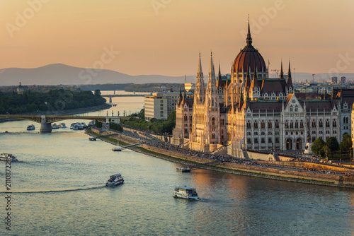 Obraz na płótnie hungarian parliament building and danube river at sunset