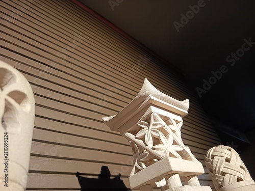 Bild auf Leinwand a collection of beautifully hand-carved stone lanterns and decorative ornaments, typically made from white limestone or paras stone