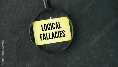 Foto A magnifying glass with the words Logical Fallacies