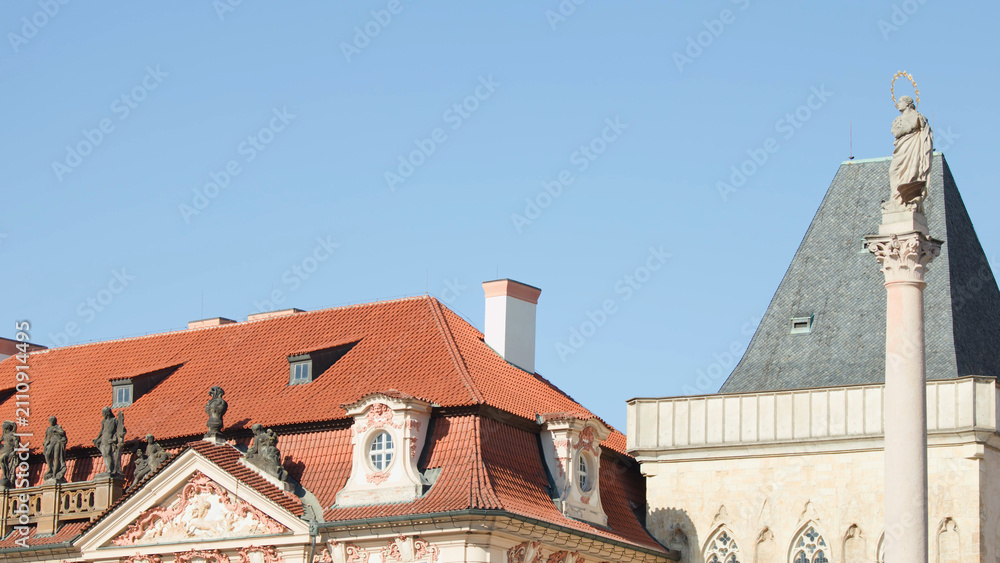 Obraz premium Baroque Architecture and Religious Monument in Prague Under Clear Blue Sky