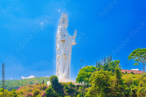 Foto large white Buddhist statue of Lady Buddha at Linh An Pagoda in Dalat in Vietnam